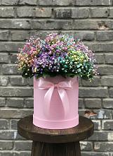 Цветочная композиция из Гипсофила и Розы в шляпной коробке в Чекалине