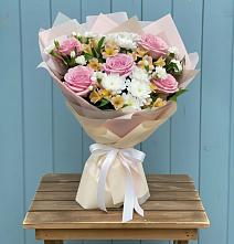 Букет цветов из:  Гвоздики, Орхидеи и Розы в Чекалине