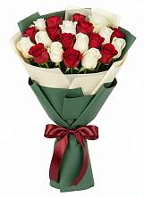 Букет Микс из красных и белых роз в Чекалине