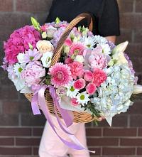 Композиция солнечный день в Чекалине Цветочная композиция из Розы, Хризантемы, Пионы и Лизиантусы в корзине в Чекалине