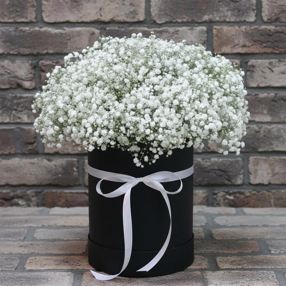 Цветочная композиция из Гипсофила в шляпной коробке в Чекалине