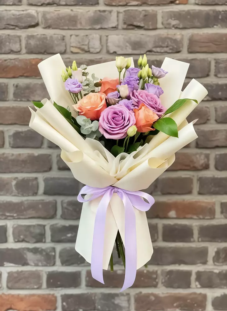 Букет цветов из: Лизиантусы и Розы в Чекалине