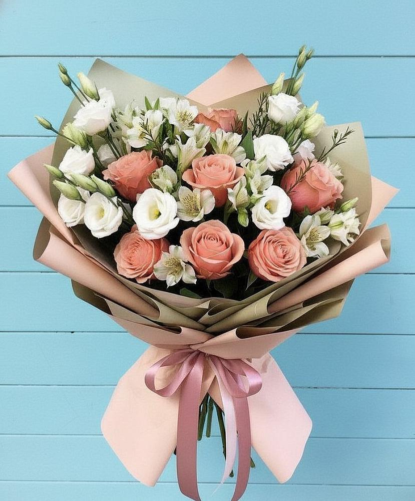 Букет цветов из: Розы, Альстромерии и Лизиантусы в Чекалине