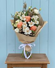 Букет цветов из:  Альстромерии, Лизиантусы, Розы и Хризантемы в Чекалине