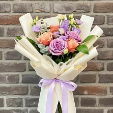 Букет цветов из:  Лизиантусы и Розы в Чекалине