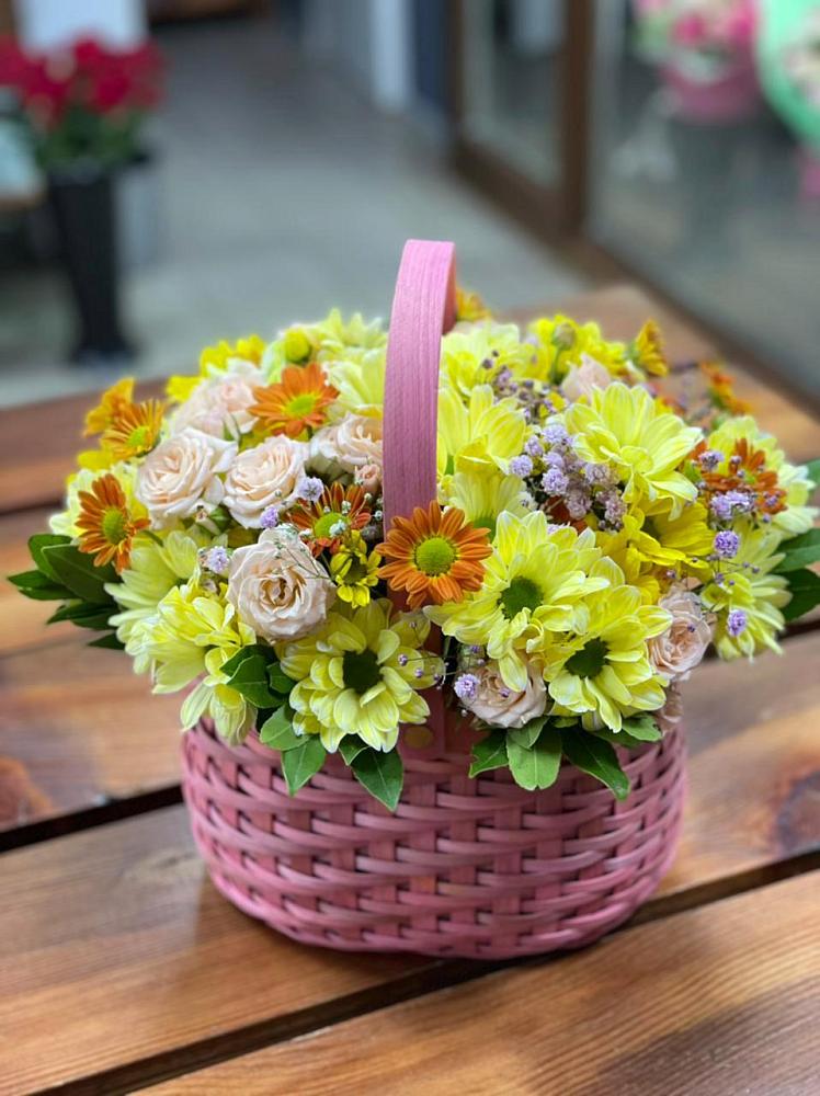 Цветочная композиция из Хризантемы и Розы в корзине в Чекалине