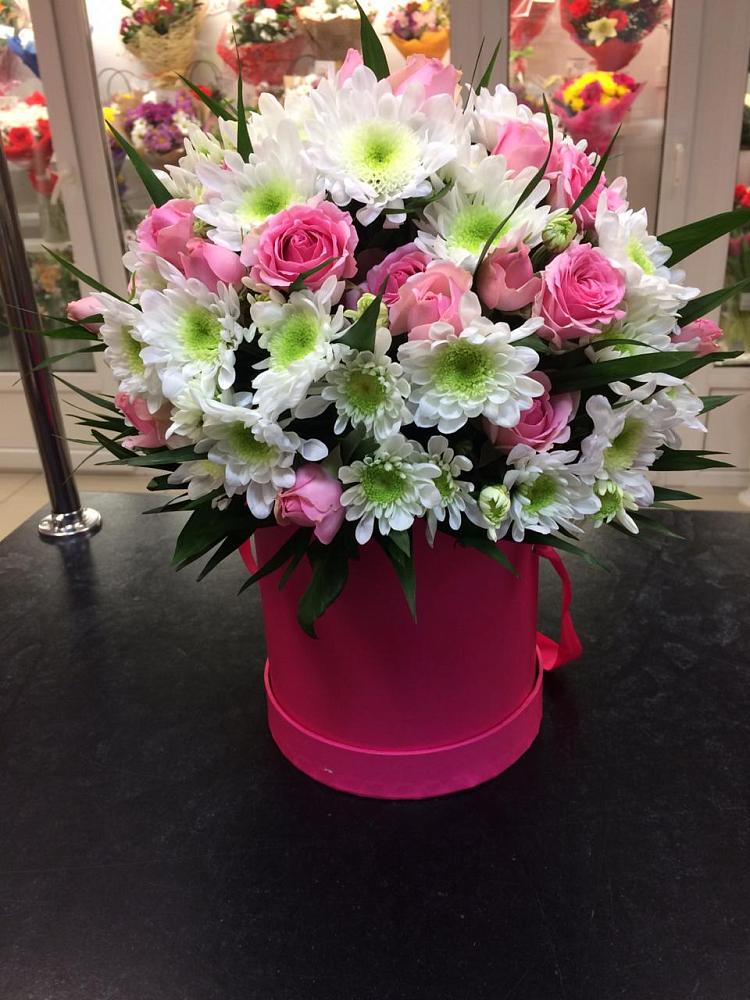 Цветочная композиция из Розы и Хризантемы в шляпной коробке в Чекалине