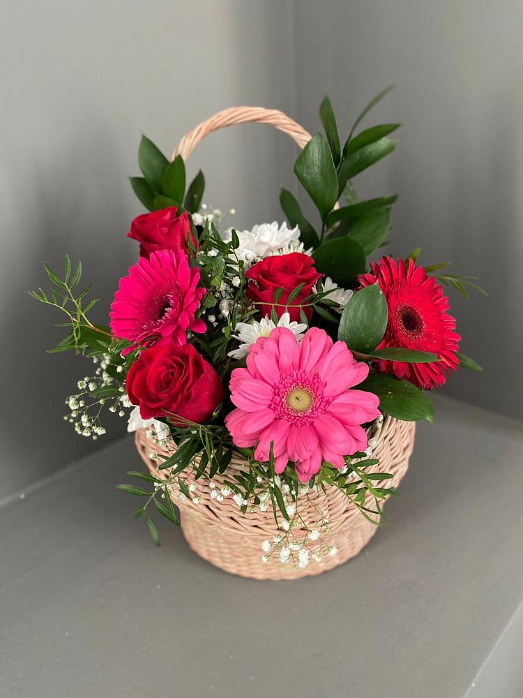 Цветочная композиция из Розы, Хризантемы и Герберы в корзине в Чекалине