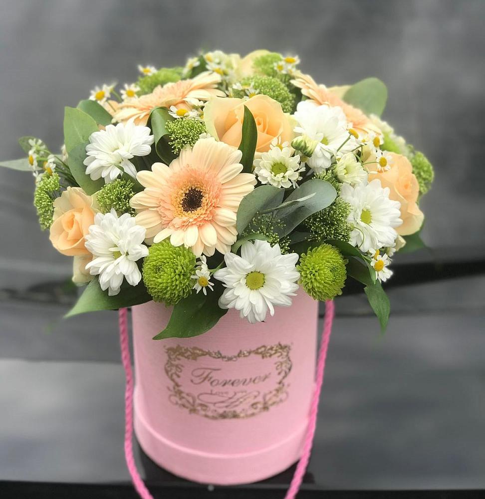 Цветочная композиция из Розы, Герберы и Хризантемы в шляпной коробке в Чекалине