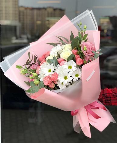 Букет цветов из: Розы, Лизиантусы и Хризантемы в Чекалине